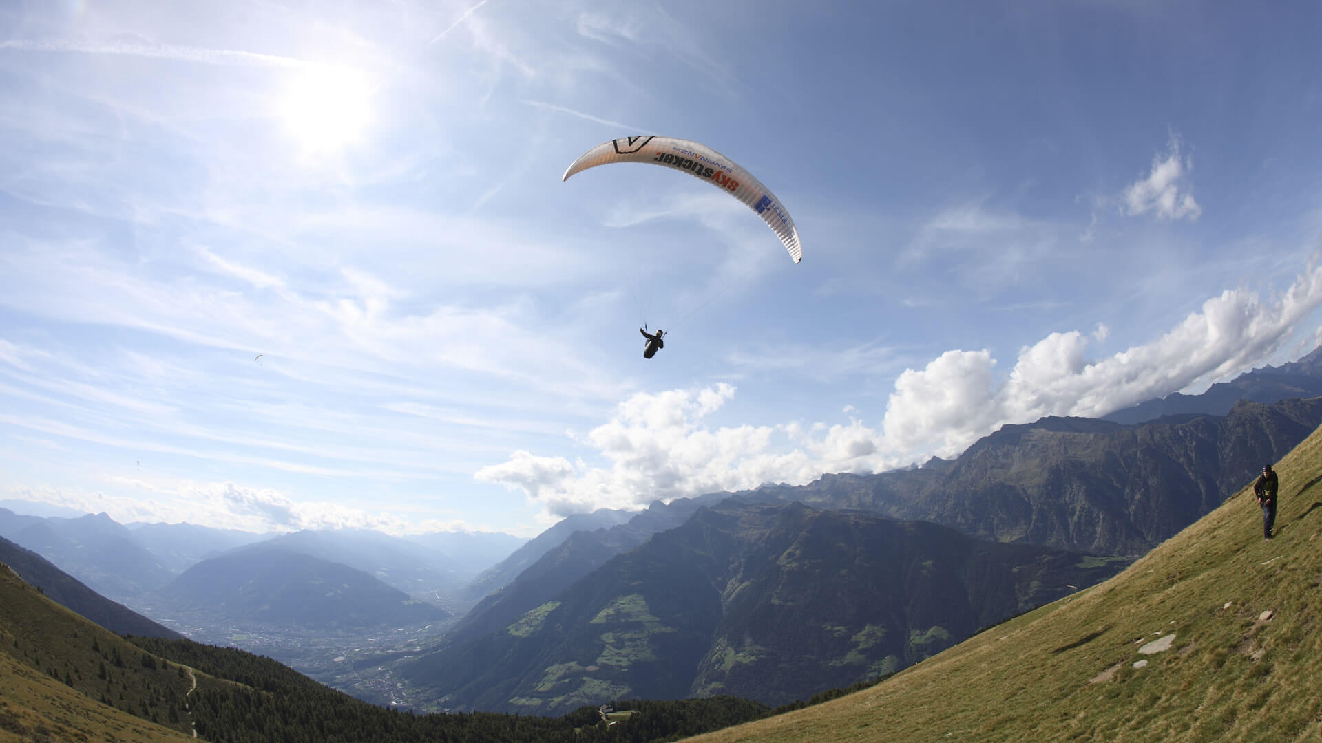 Gleitschirmfliegen über dem Meraner Land